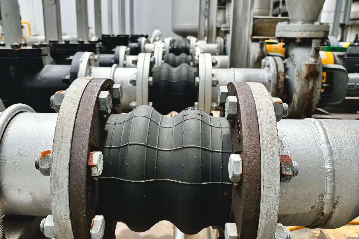 Kompensatory mieszkowe i dławikowe – różnice konstrukcyjne i praktyczne zastosowania